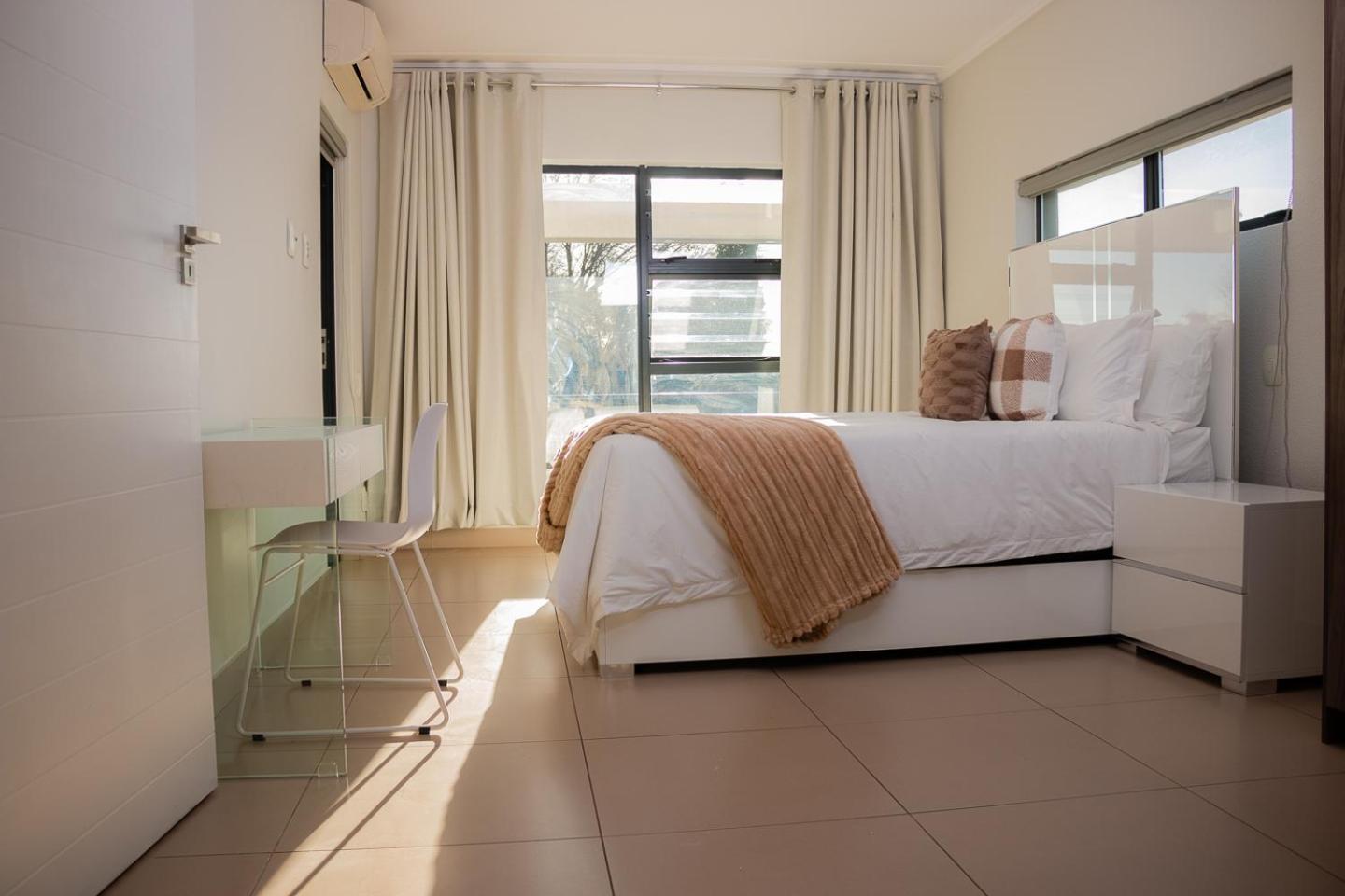 Modern Luxury Apartments, Sandton Apartment *