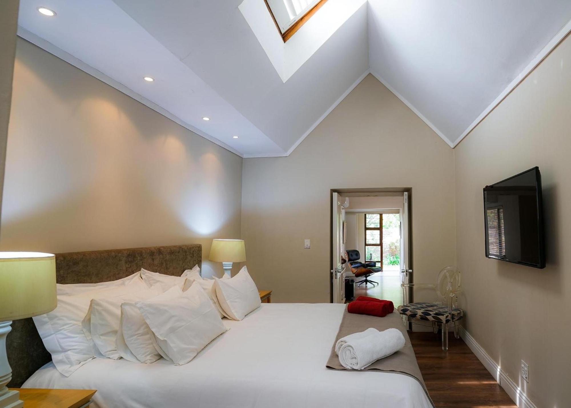 Ray Back-up Power 2-bed Luxury Unit Close Sandton *