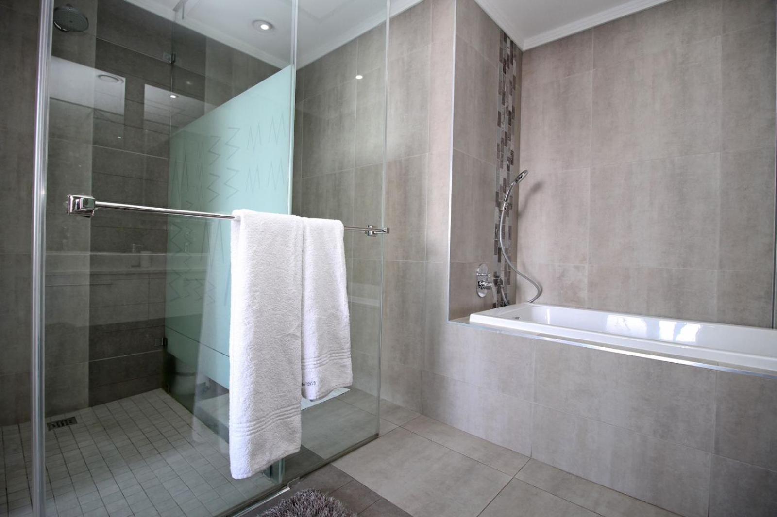 Executive 3 Bed With Balcony & Executive 2 Bed In Sandton * Johannesburg