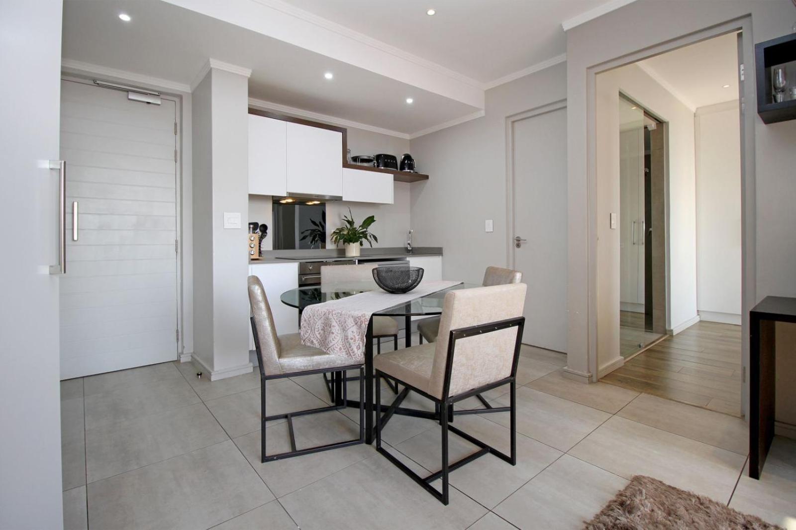 Executive 3 Bed With Balcony & Executive 2 Bed In Sandton Khách sạn hẻo lánh