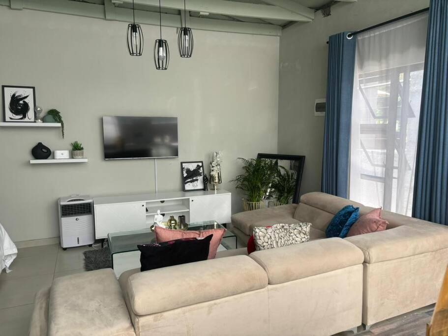 Cosy Nest 5 Min2sandton 2 Apartment
