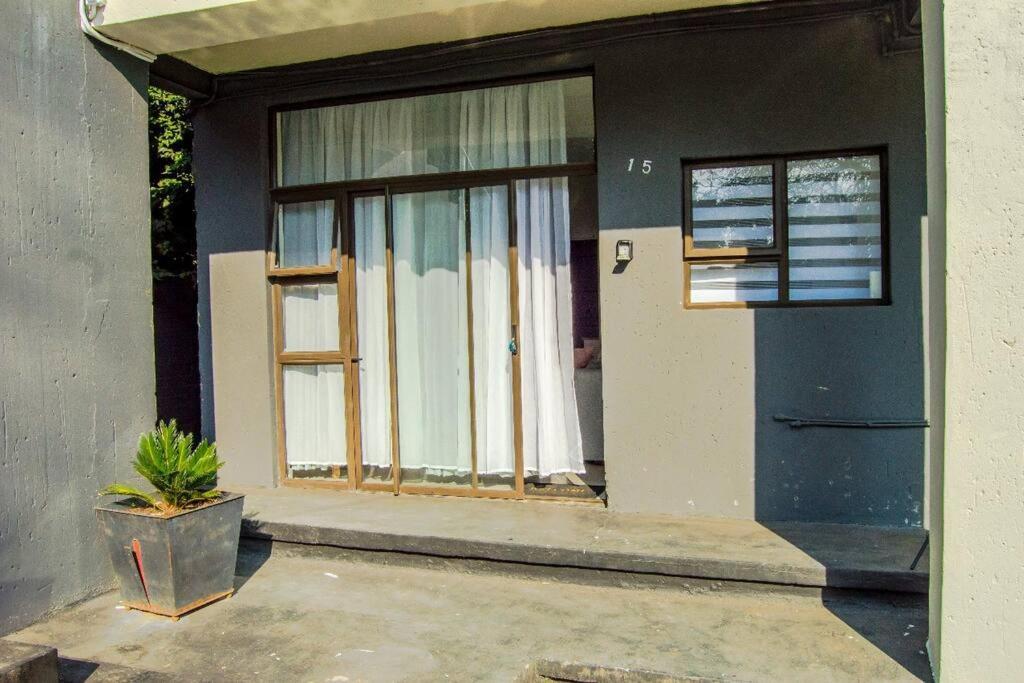 Cosy Nest 5 Min2sandton 15 Apartment