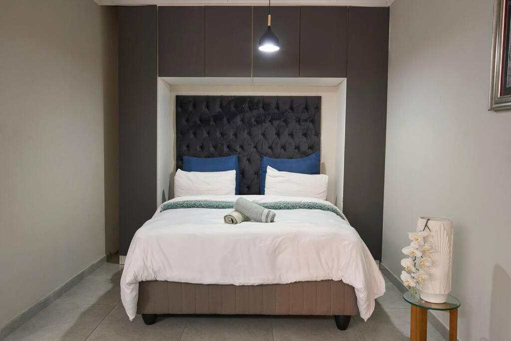 Luxury Walk To Melrose Arch 11 Apartment *