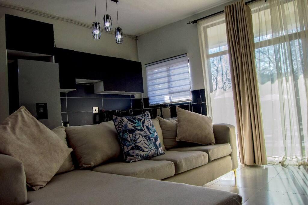 Cosy 5min To Sandton 14 *