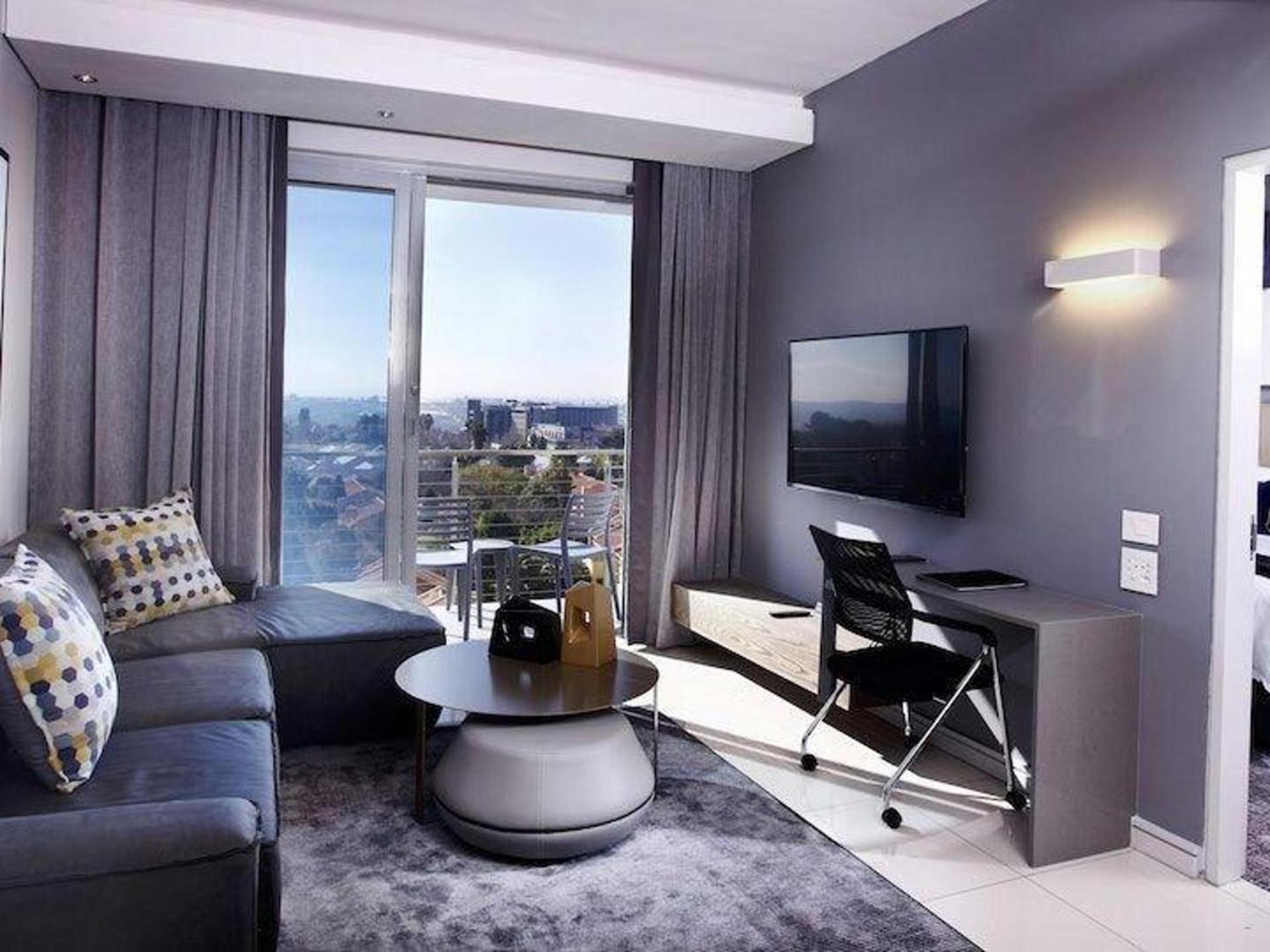 Sandtoncity-apartment-sleeps4-pool-parking Apartment *