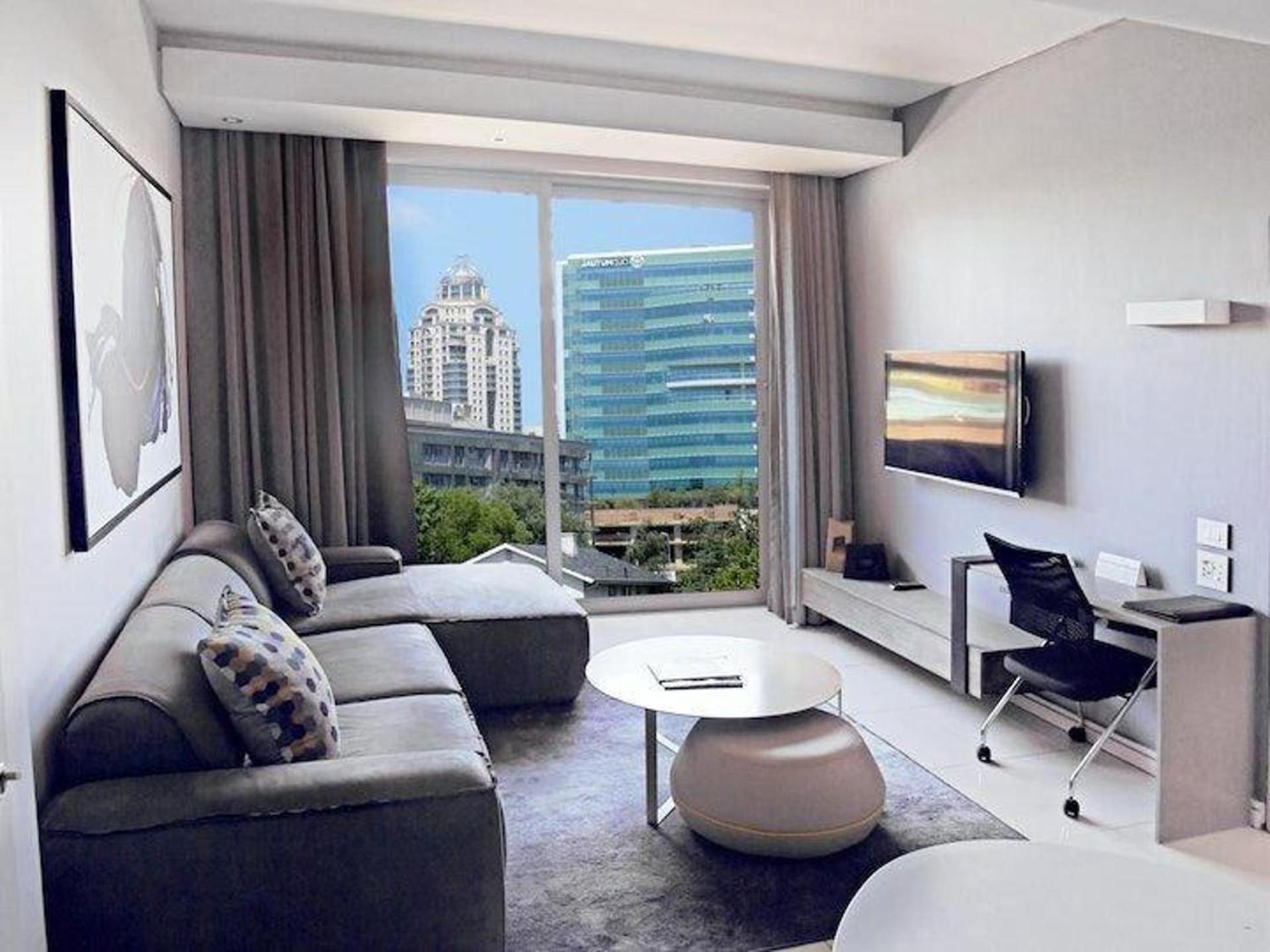 Sandtoncity-apartment-sleeps4-pool-parking Apartment