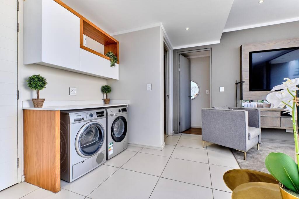 Apartment Stylish Urban Retreat In The Heart Of Sandton *