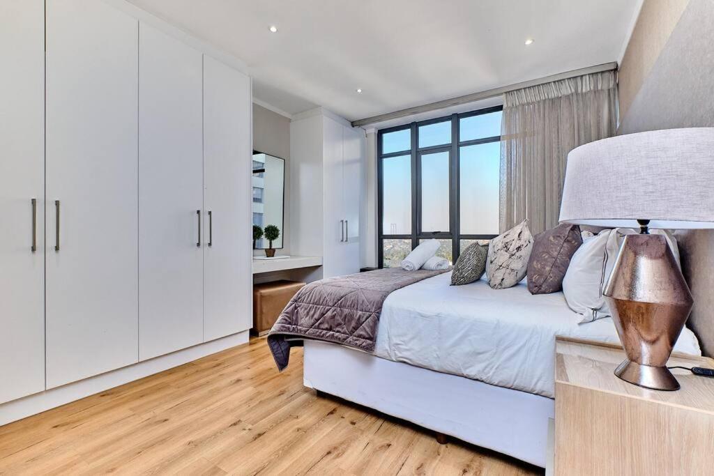 Apartment Stylish Urban Retreat In The Heart Of Sandton *