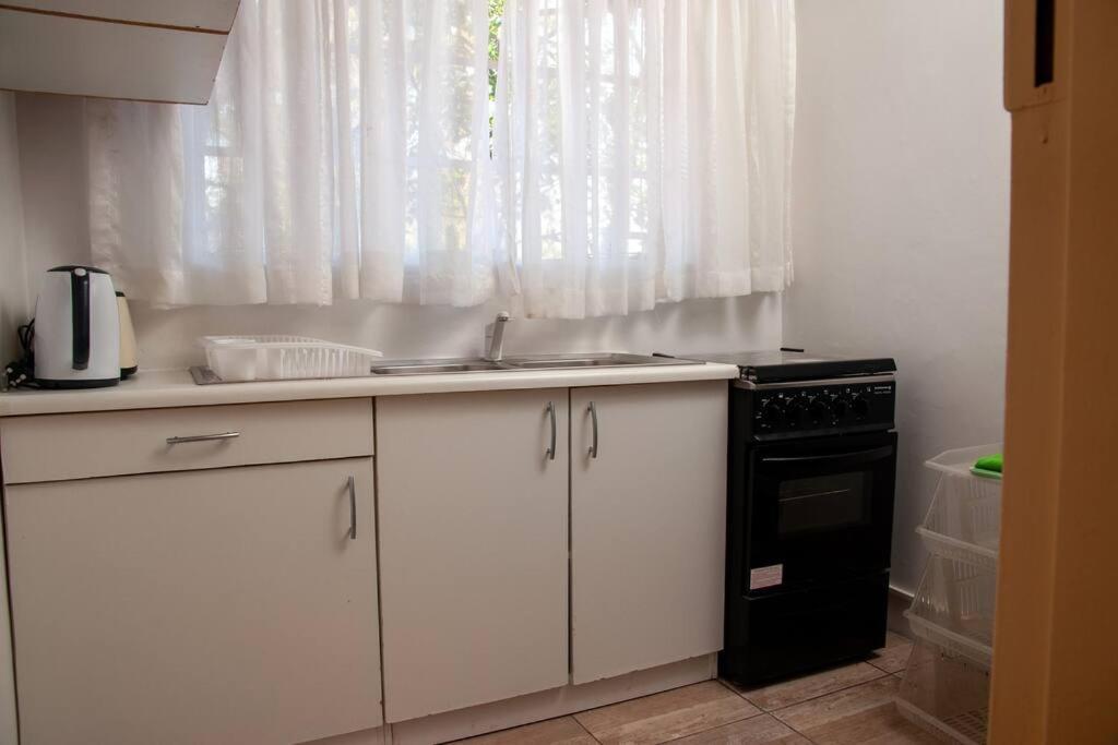 Stylish Near Sandton And Melrose Arch Apartment *