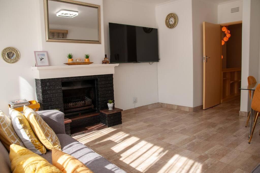 Stylish Near Sandton And Melrose Arch Apartment *
