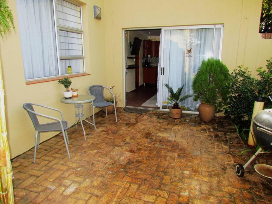 Suburban Oasis In Quiet Neighborhood Apartment Johannesburg