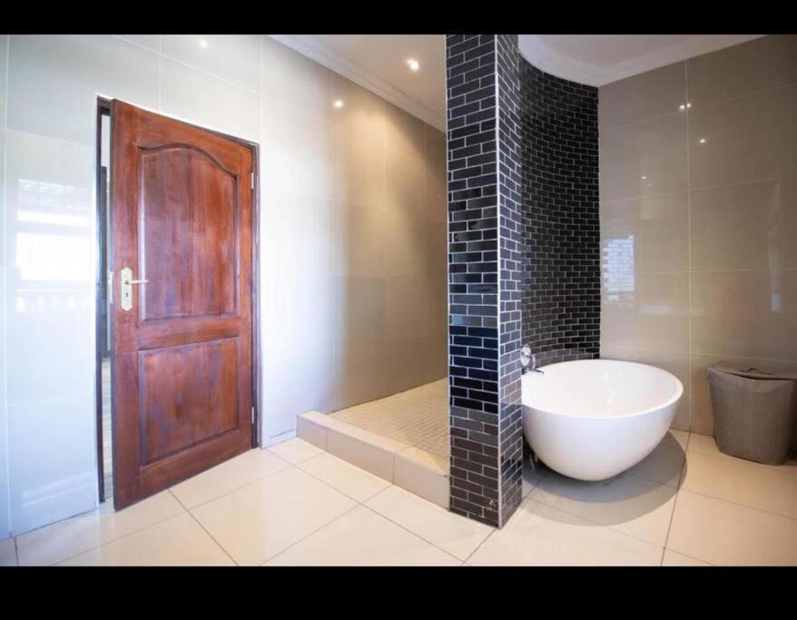 Sandton 6 Bedroom Luxury * Johannesburg