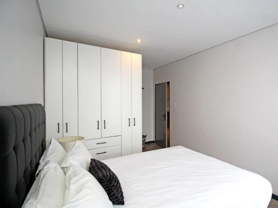 The Solo-two Bed Upmarket Unit Apartment *