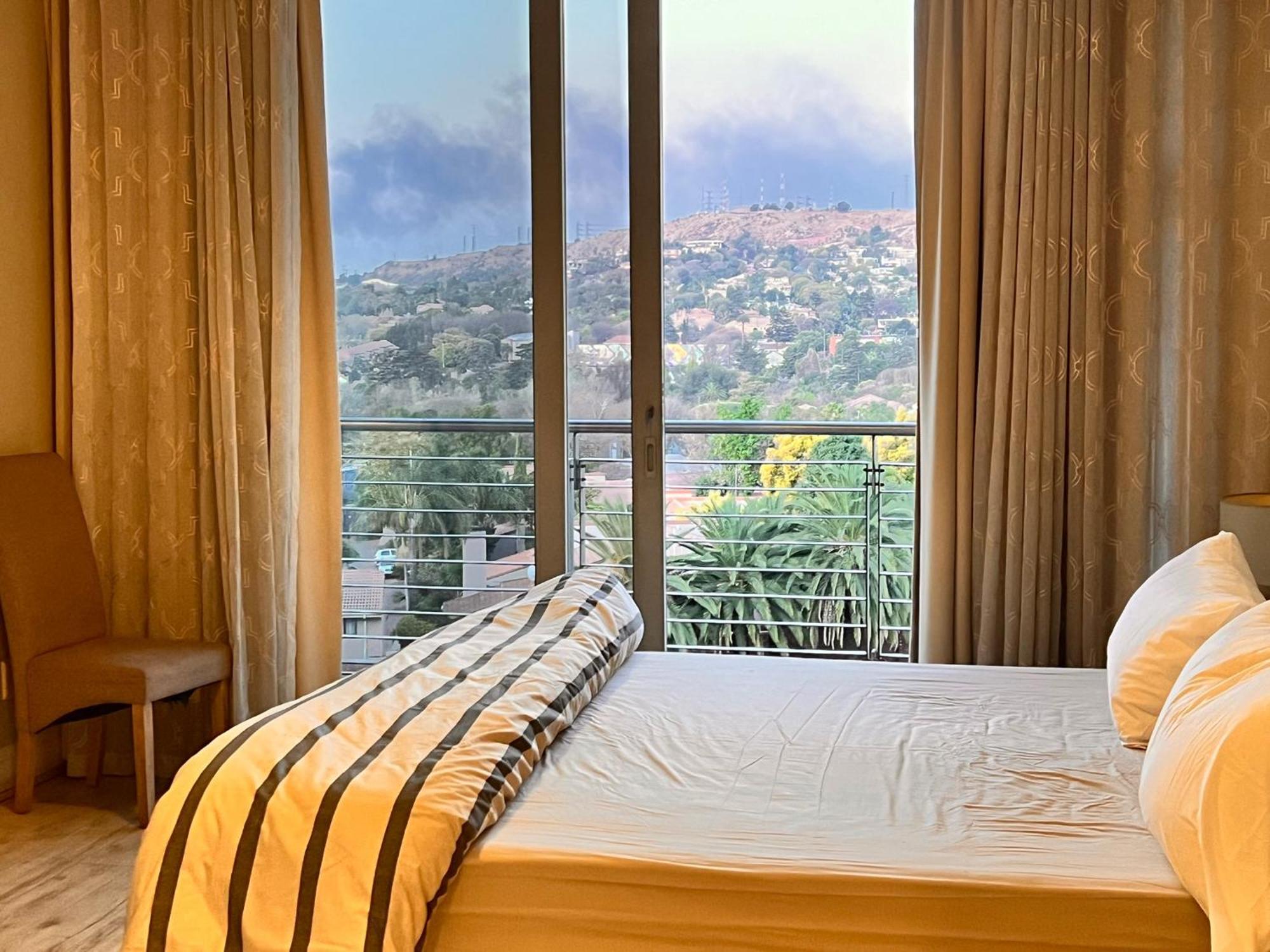 Executive 2-bedroom Luxury In Bedford Centre Mall * Johannesburg