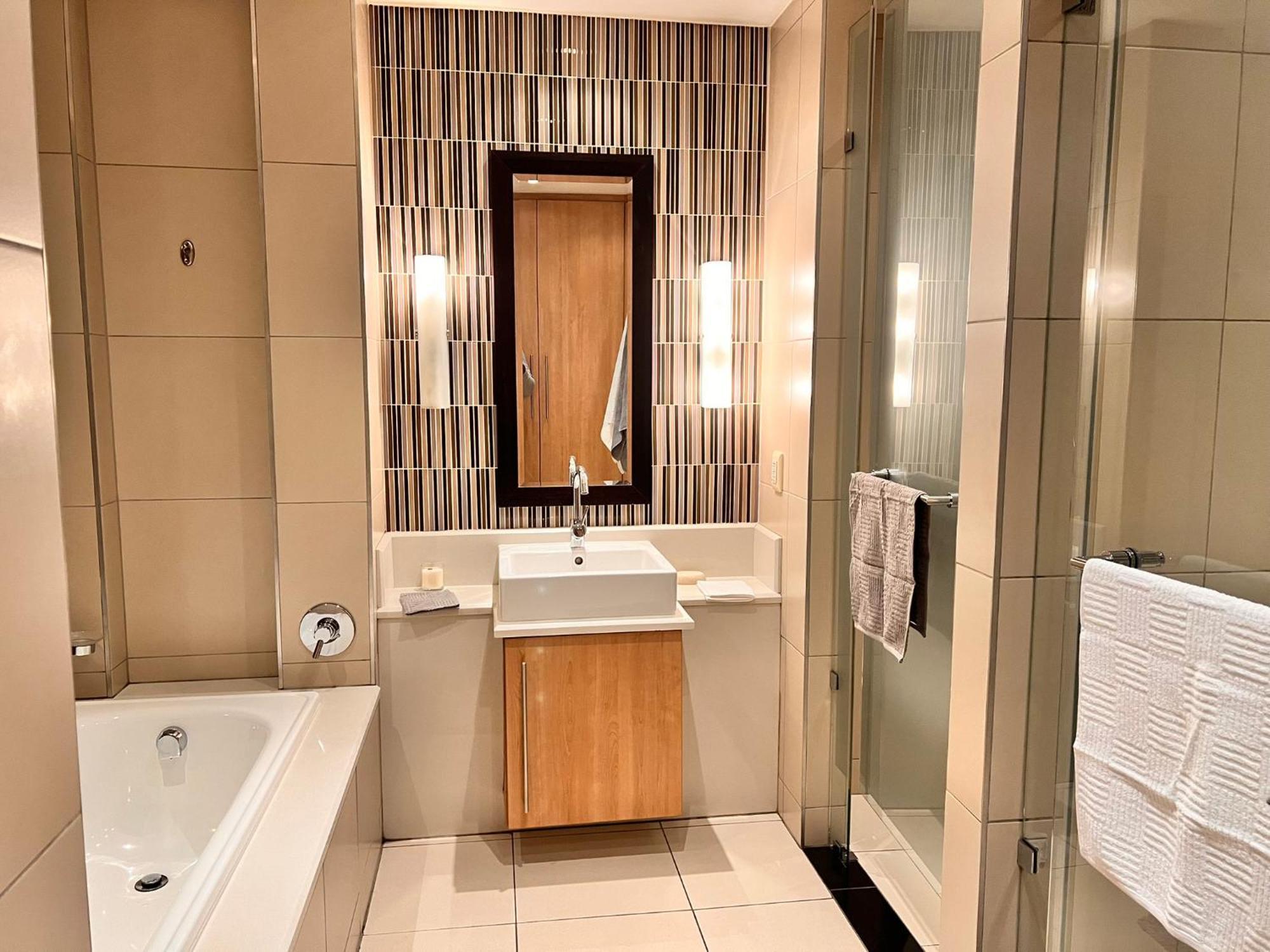 Executive 2-bedroom Luxury In Bedford Centre Mall Apartment