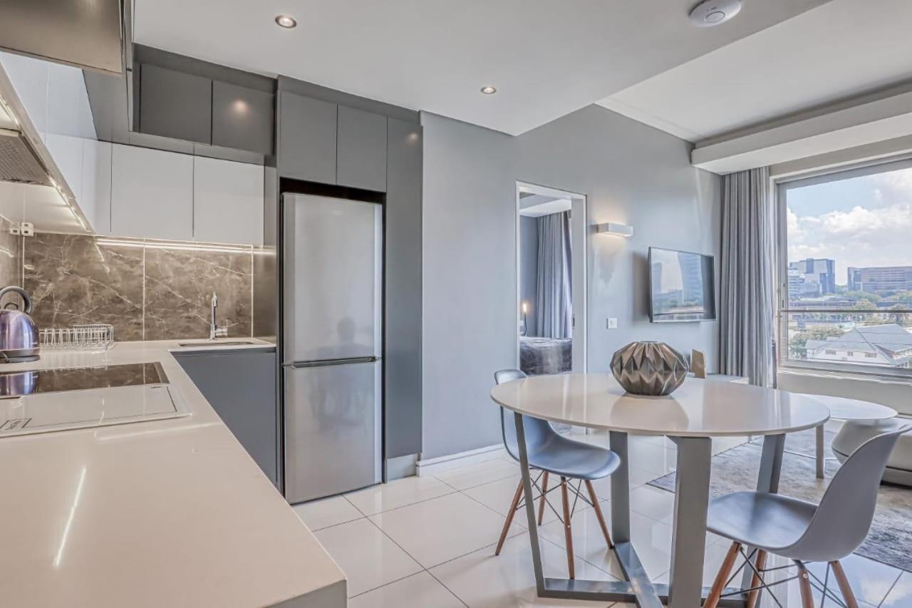 Stunning 1 Bedroom In A With Pool Apartment *