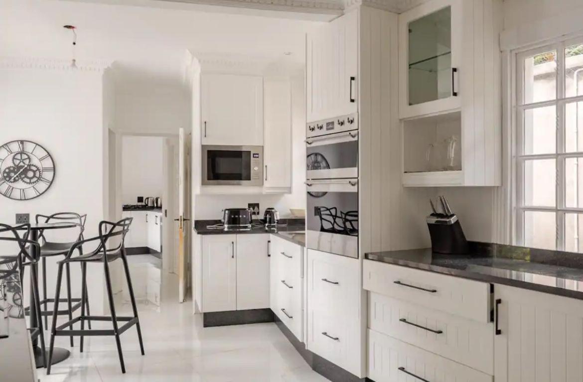 Sandton 6 Bedroom Luxury Villa *