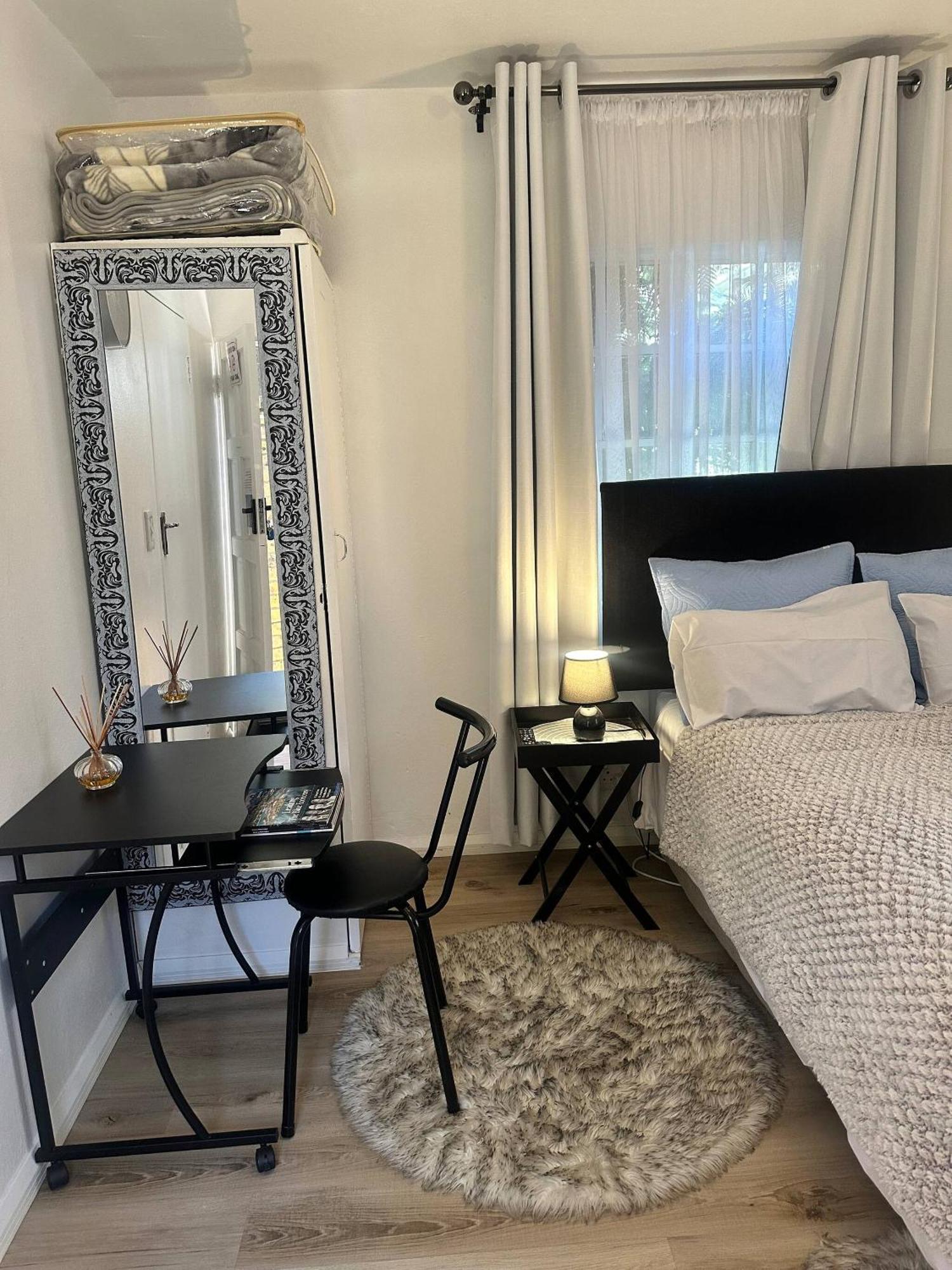 Apartment Charming Executive Studio, Solar Power, Wifi Johannesburg