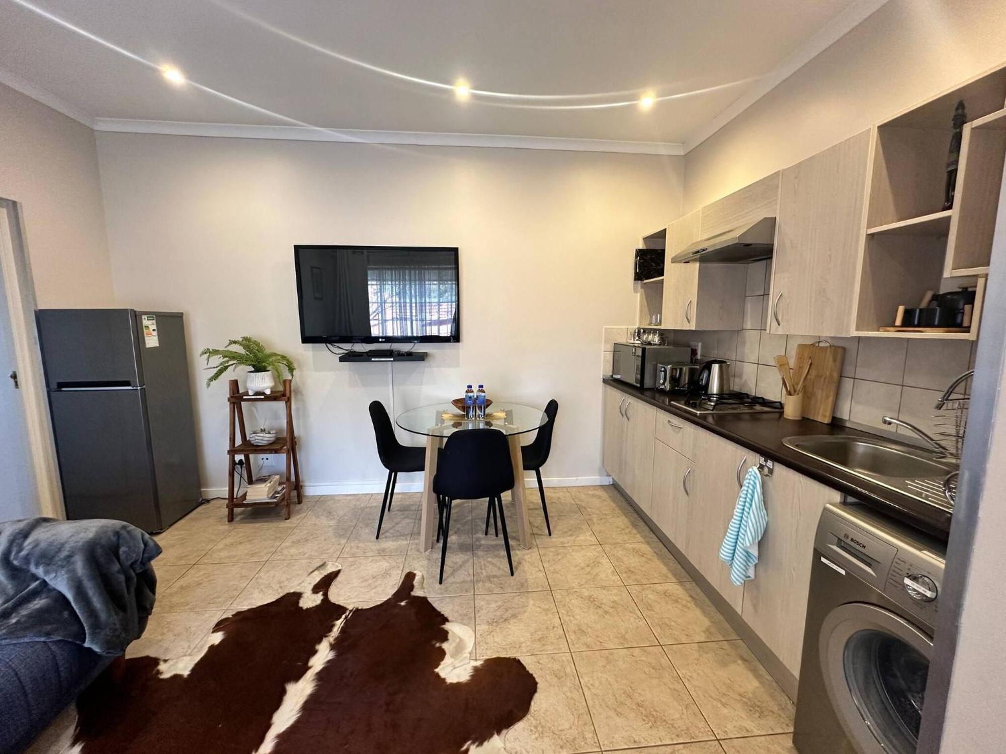 Secure Executive Apartment, Wifi, Solar Power, Netflix Apartment *