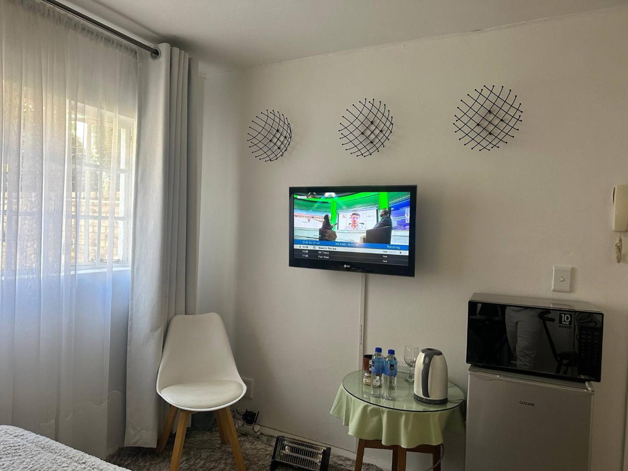 Charming Executive Studio, Solar Power, Wifi Apartment *