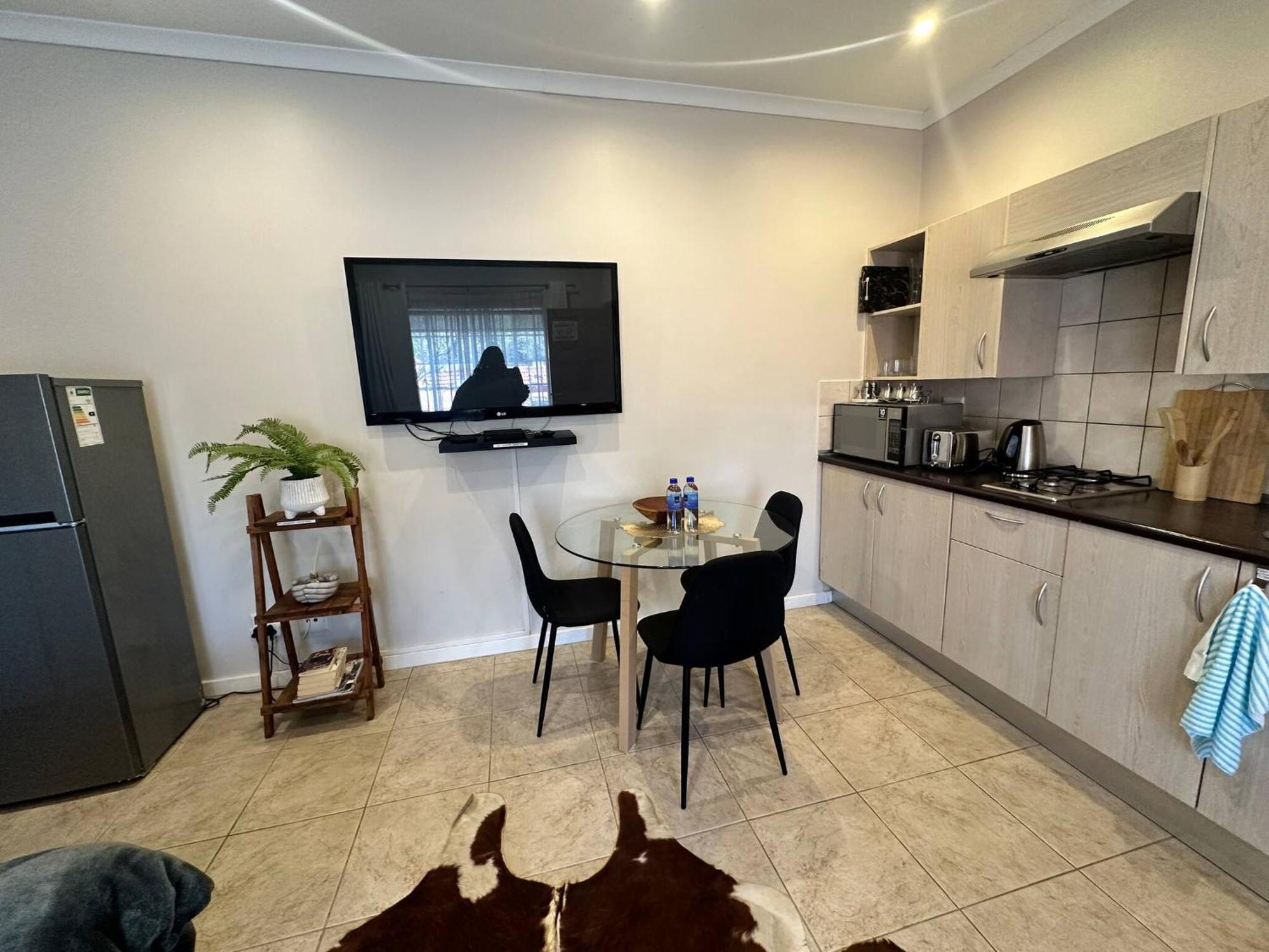 Secure Executive Apartment, Wifi, Solar Power, Netflix Johannesburg