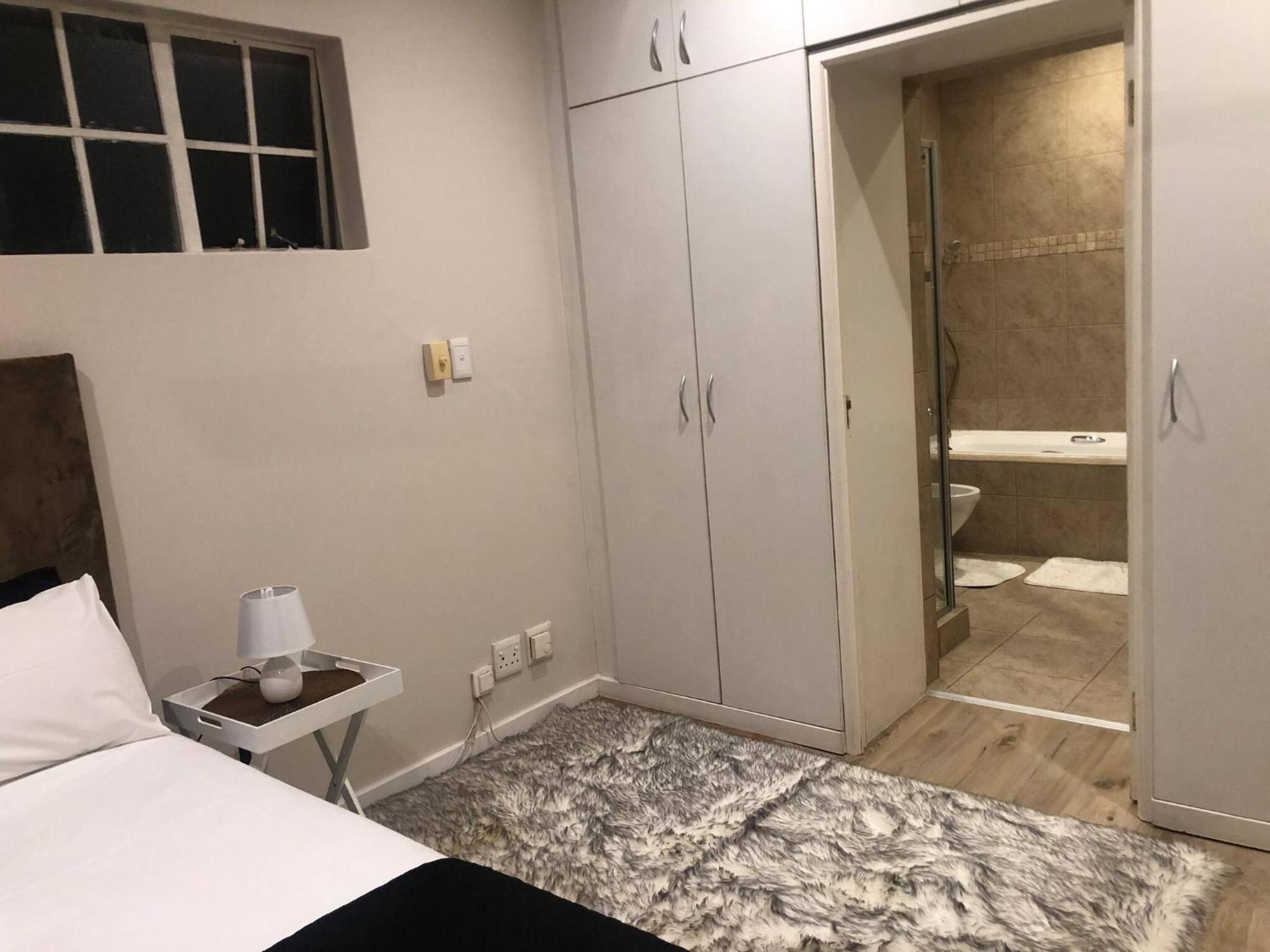 Secure Executive Apartment, Wifi, Solar Power, Netflix Apartment *