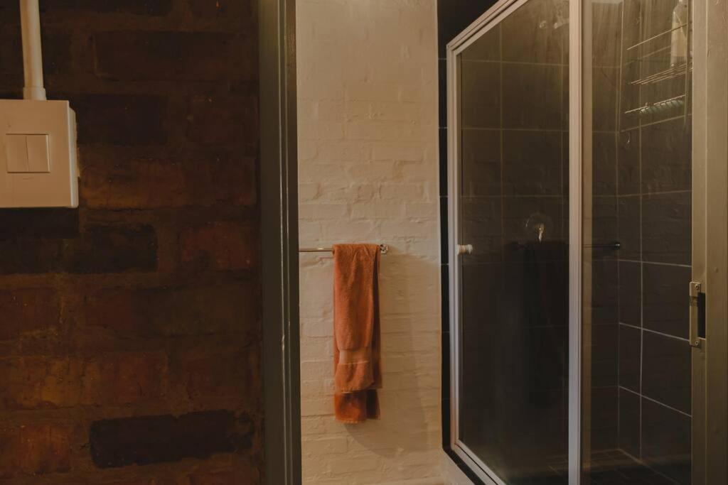 A Warm & Cozy In Jhb Apartment *