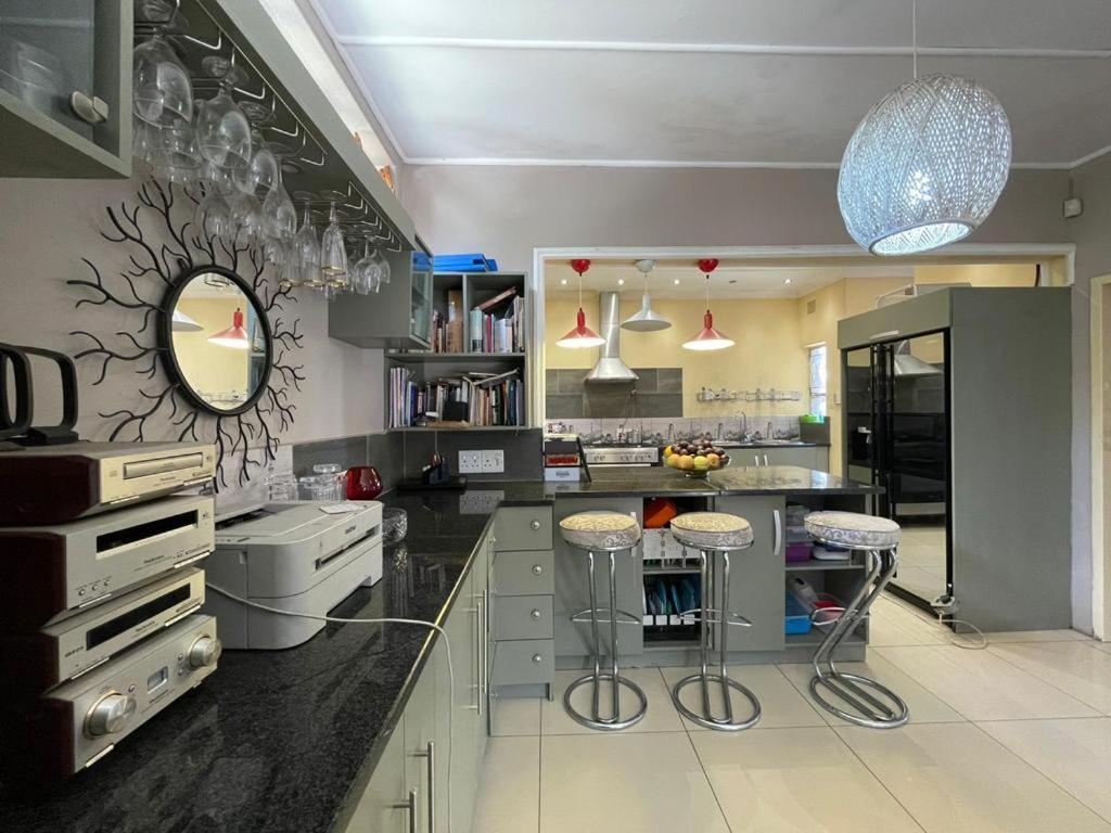 Apartment 3-bedroom Oasis With Pool Johannesburg