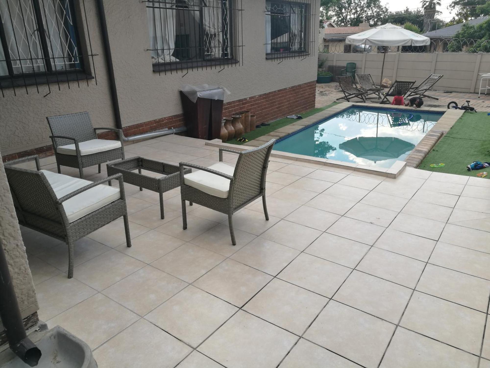 3-bedroom Oasis With Pool Apartment *