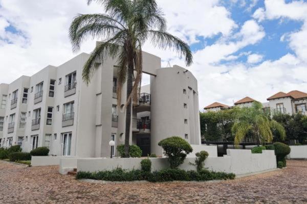 Apartment Sandton 3 Mins Drive From Mandela Square & Located Right In The Heart Of Sandton *