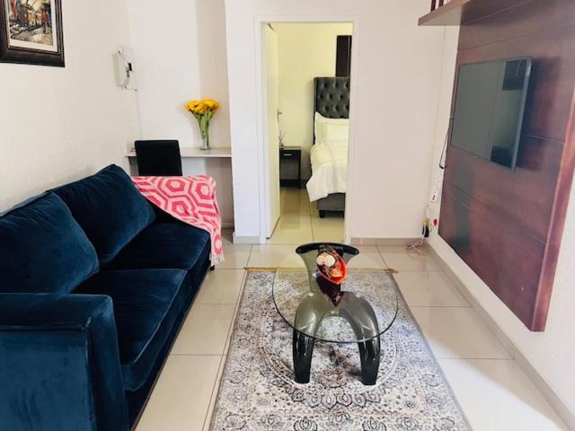 Apartment Sandton 3 Mins Drive From Mandela Square & Located Right In The Heart Of Sandton Johannesburg