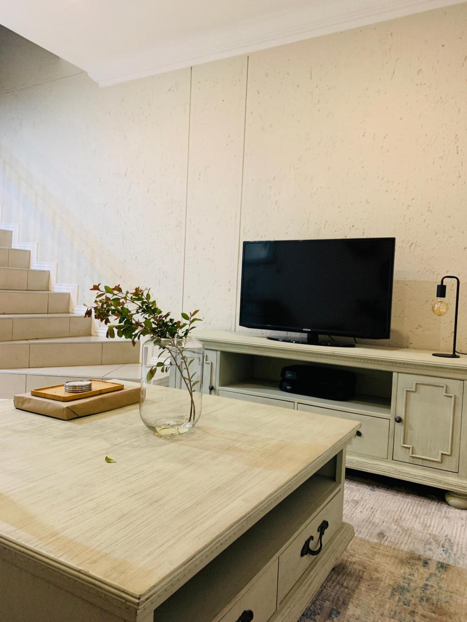 Two Bedroom In Sandton 2,5km From Sandton Homestay Johannesburg