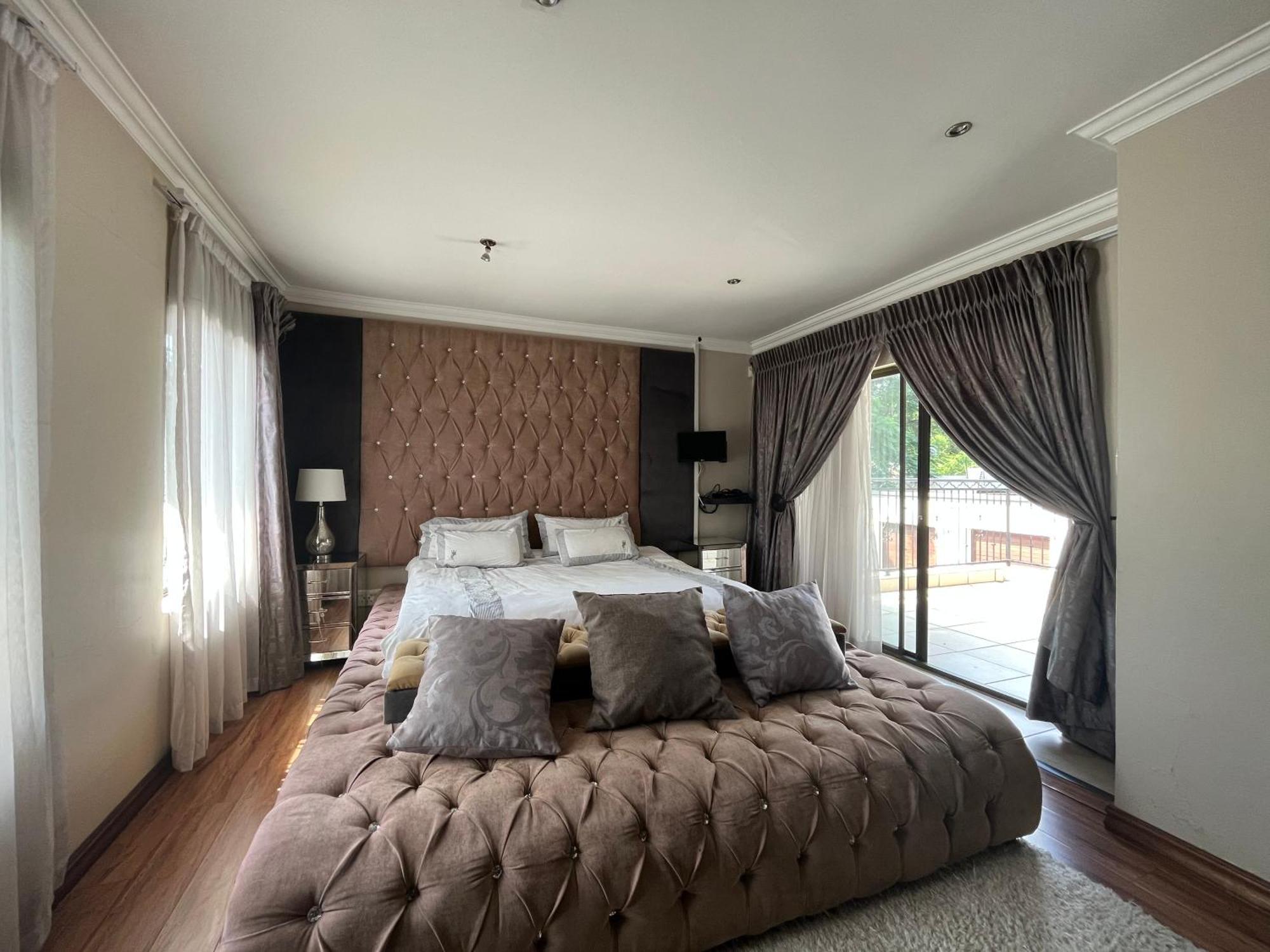 Apartment 4 Bedroom Elegant House In Bryanston Sandton *
