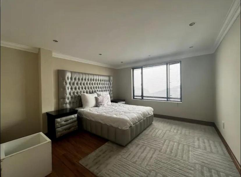 Apartment 4 Bedroom Elegant House In Bryanston Sandton *