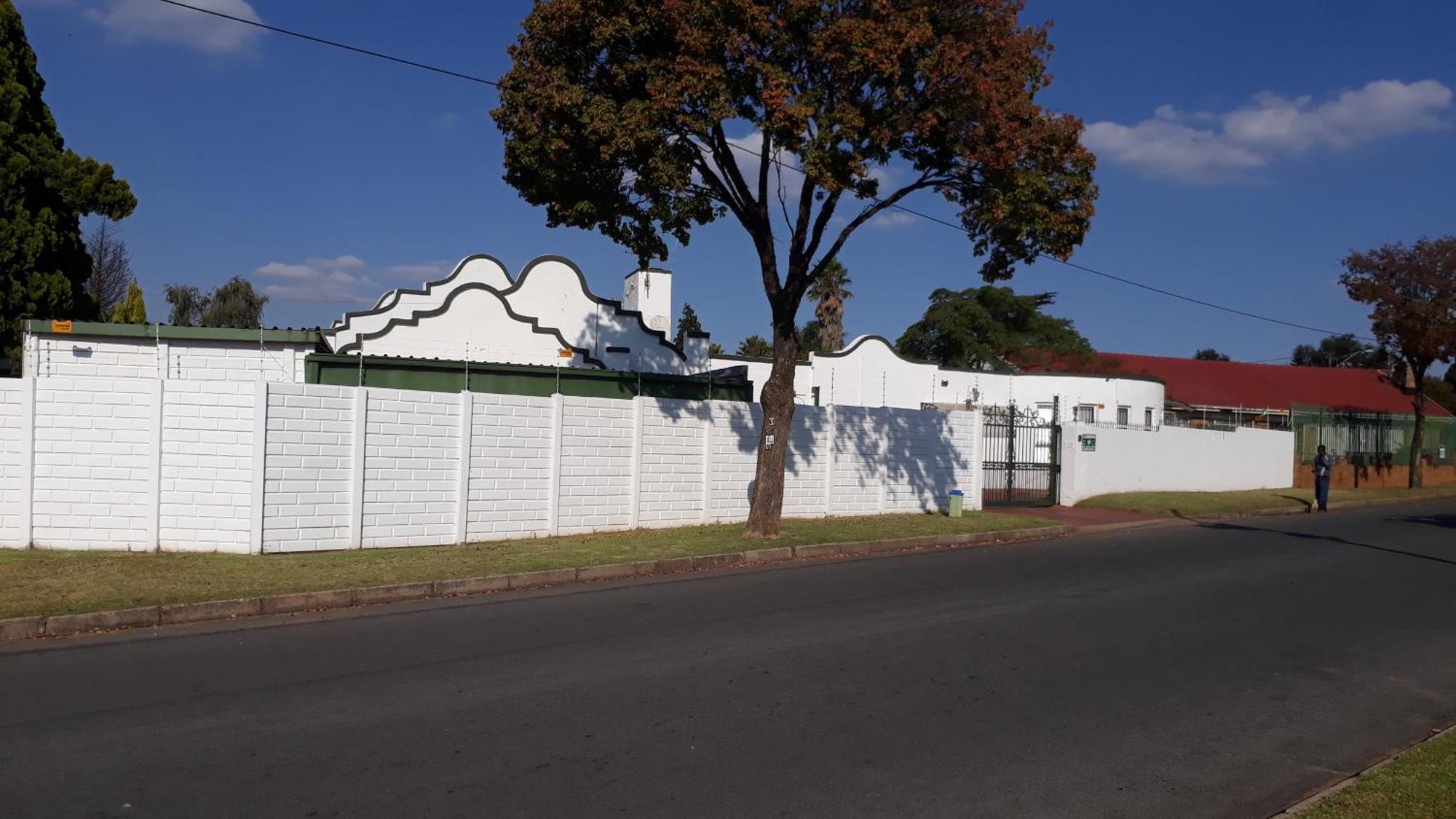 Robertsham Estelle House Holiday home *