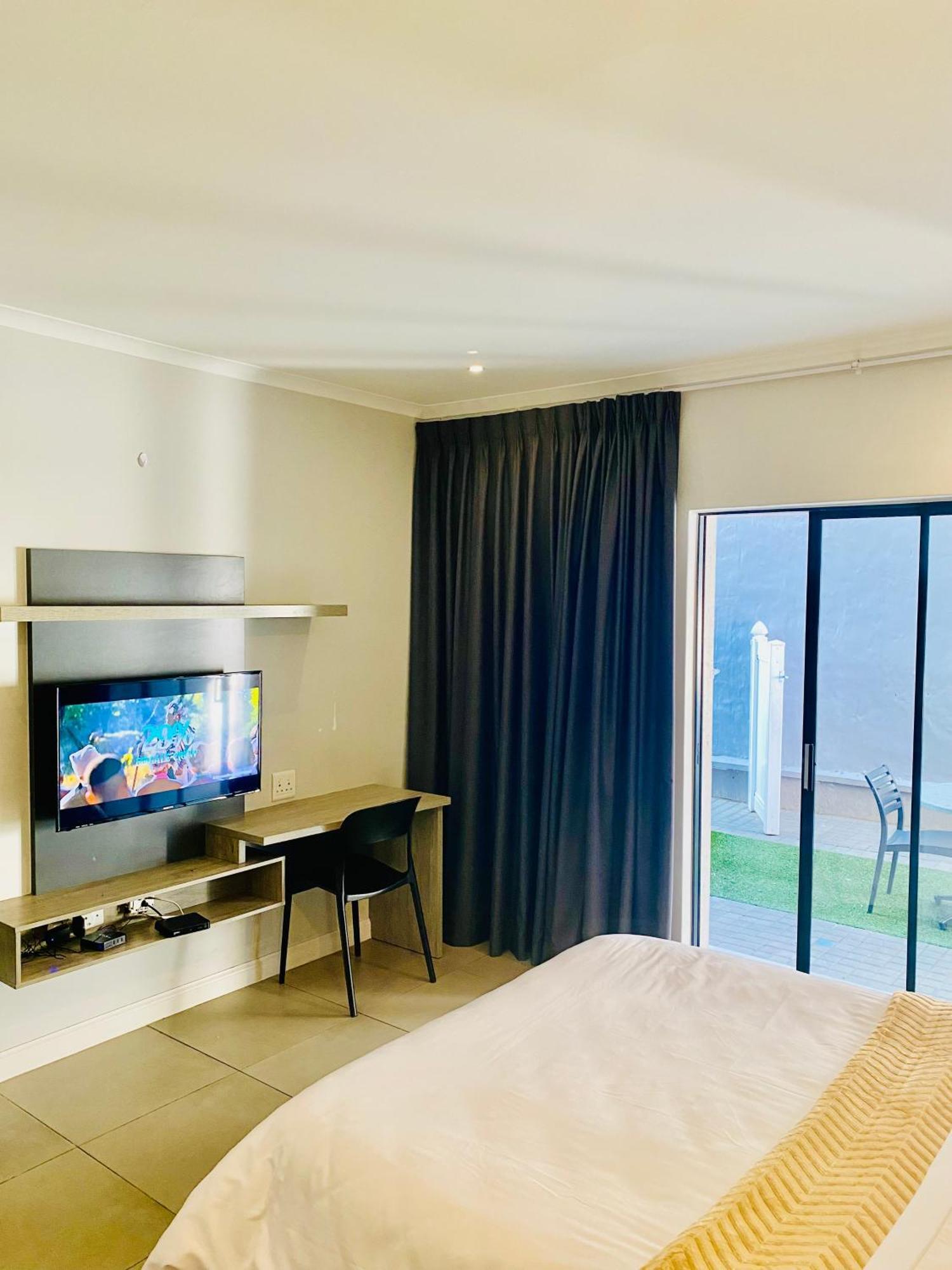 Zuriel Spaces 2 Bedrooms 2 Bathrooms Luxurious Modern Apartment *