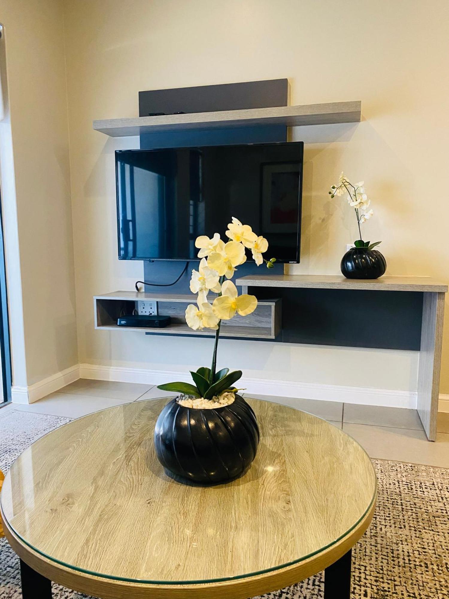 Zuriel Spaces 2 Bedrooms 2 Bathrooms Luxurious Modern *