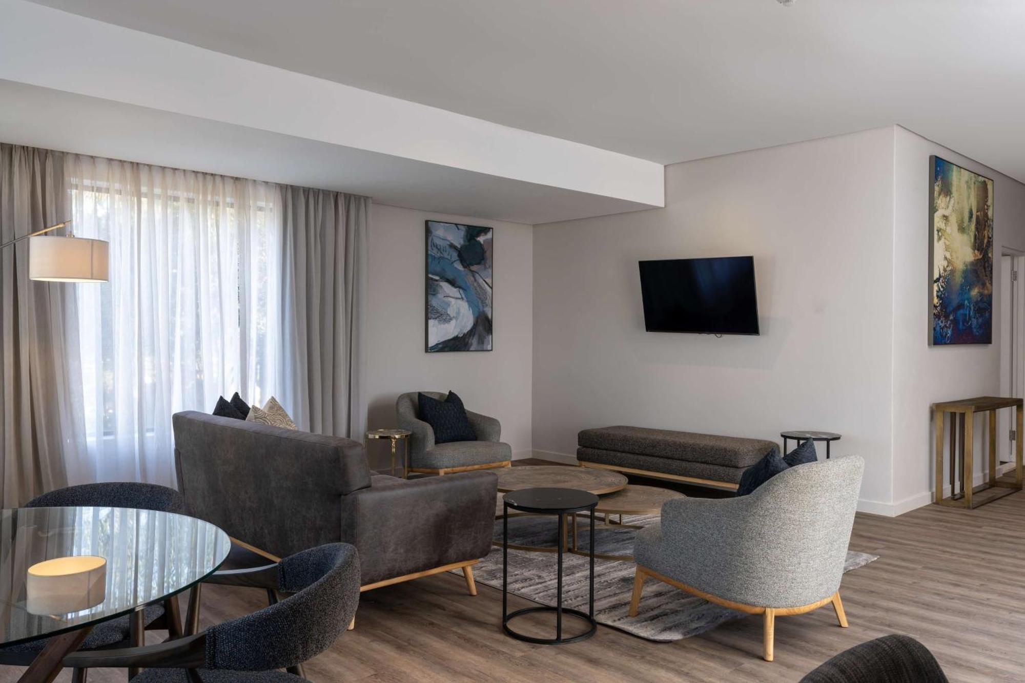 Radisson And Convention Centre Or Tambo Airport 2*