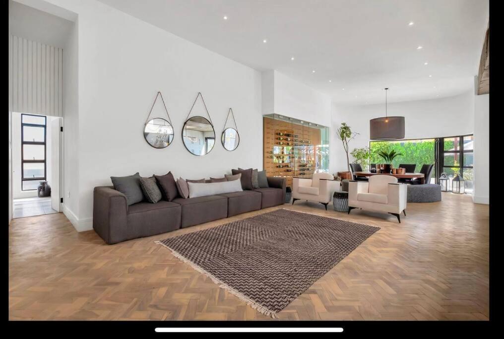 Modern Luxury In Parkhurst *