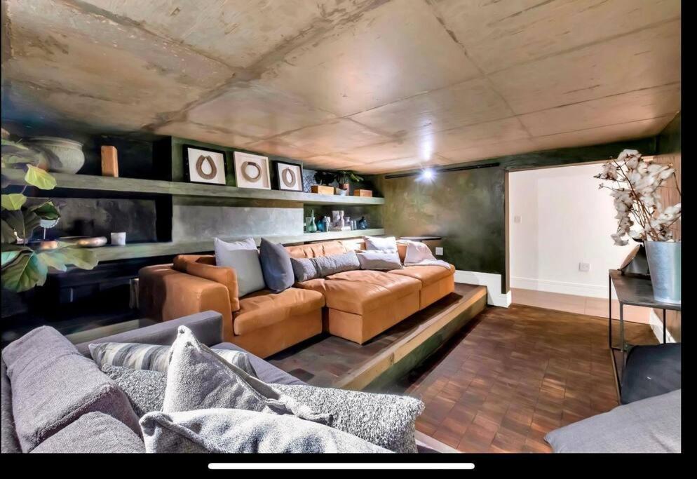 Modern Luxury In Parkhurst *