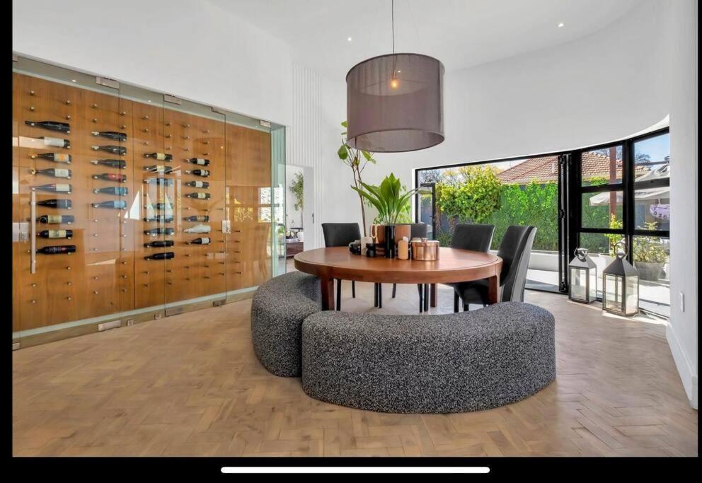 Villa Modern Luxury In Parkhurst *