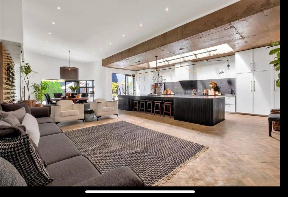 Modern Luxury In Parkhurst