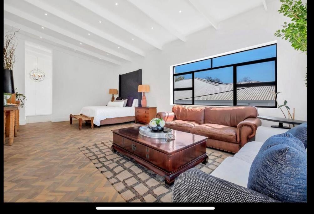 Villa Modern Luxury In Parkhurst