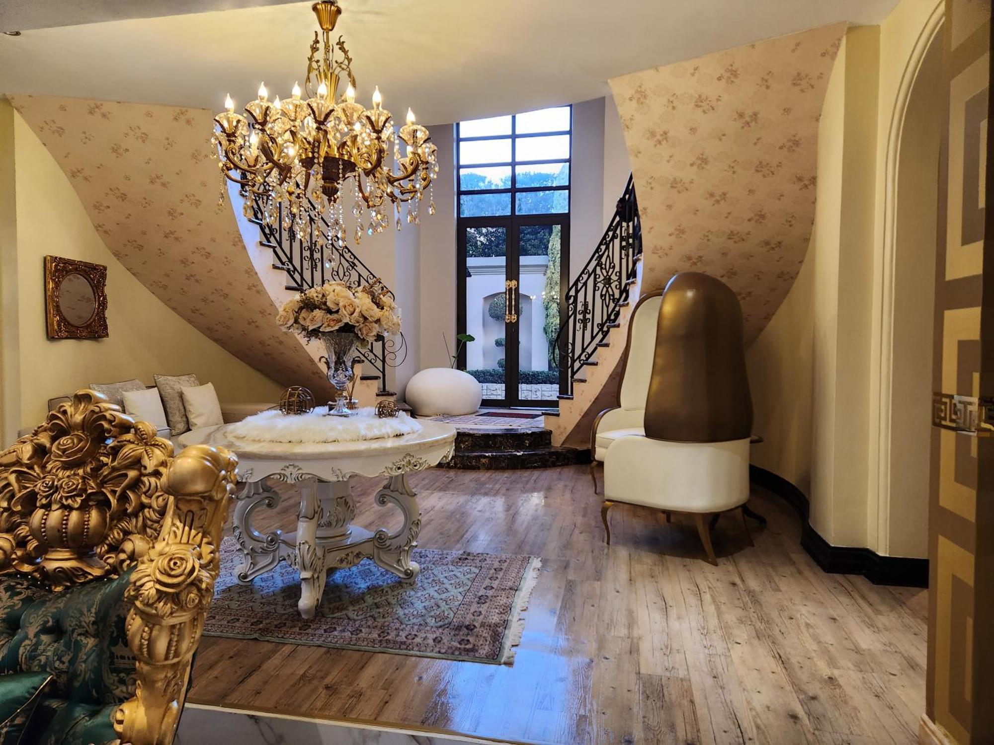 Lodge Mount Grand Boutique - 110 Mount Street *