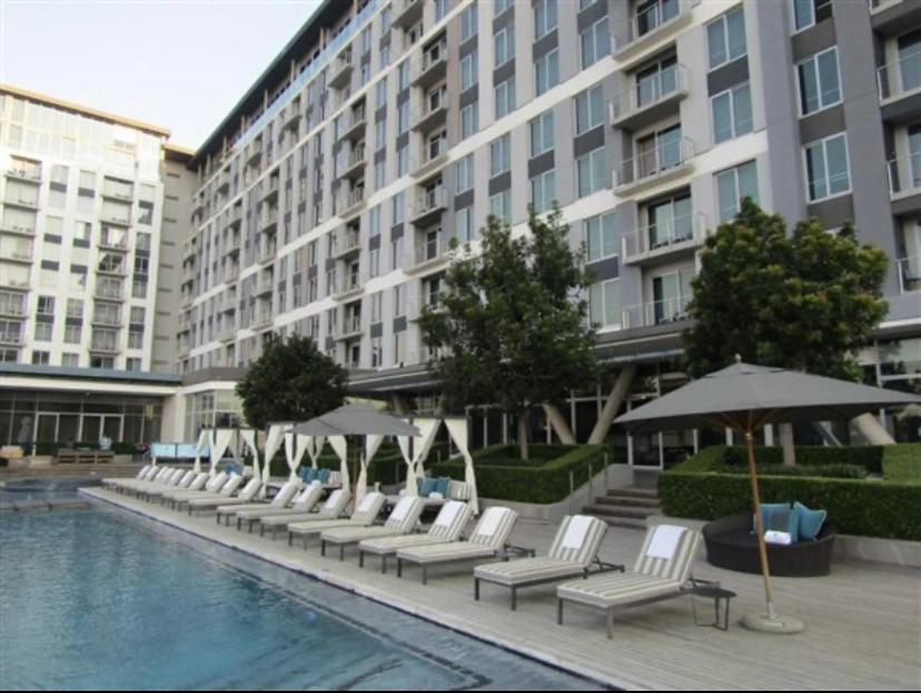 Apartment In Sandton Pool View