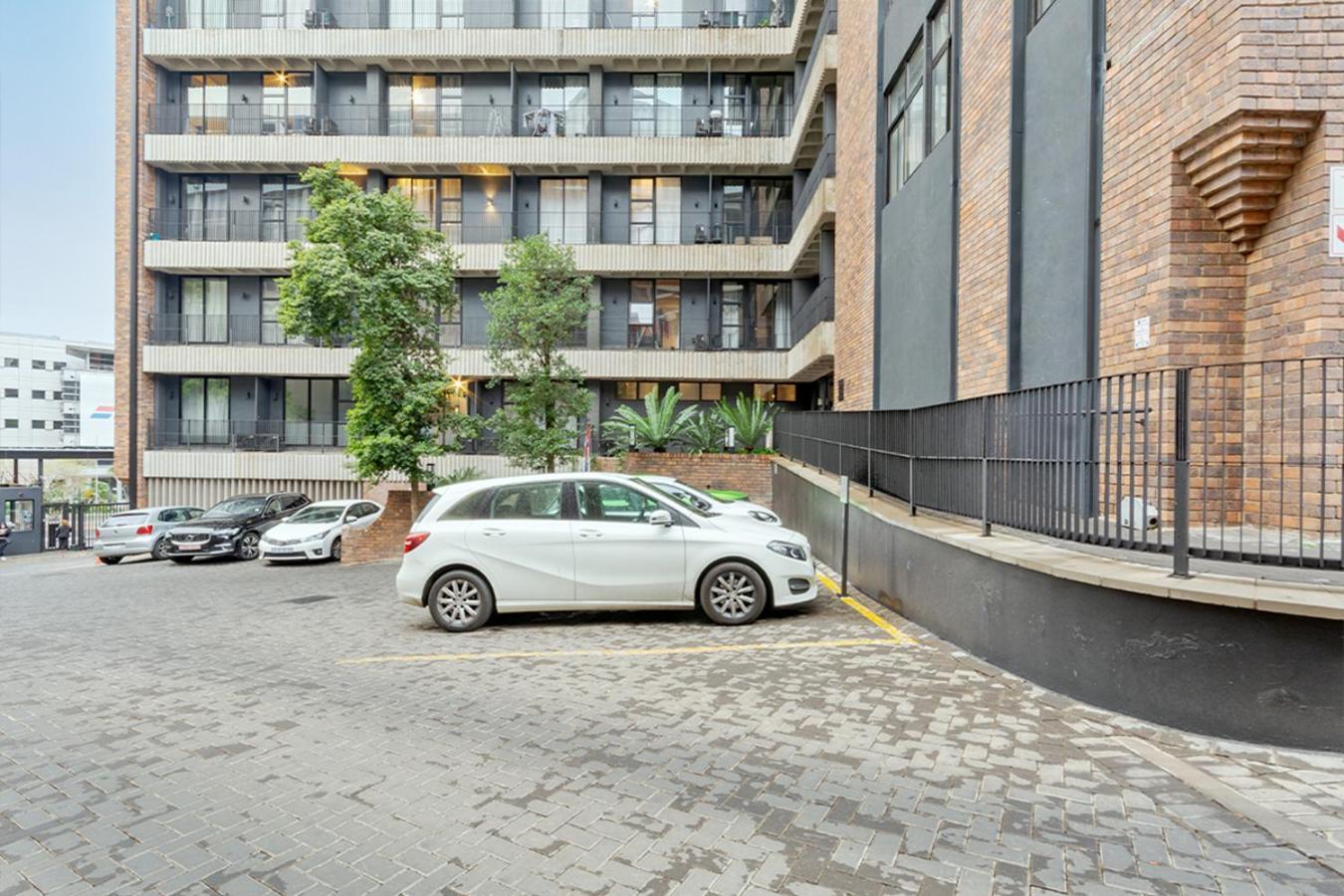 Sandton Splendid 009 Power & Water Backup Apartment