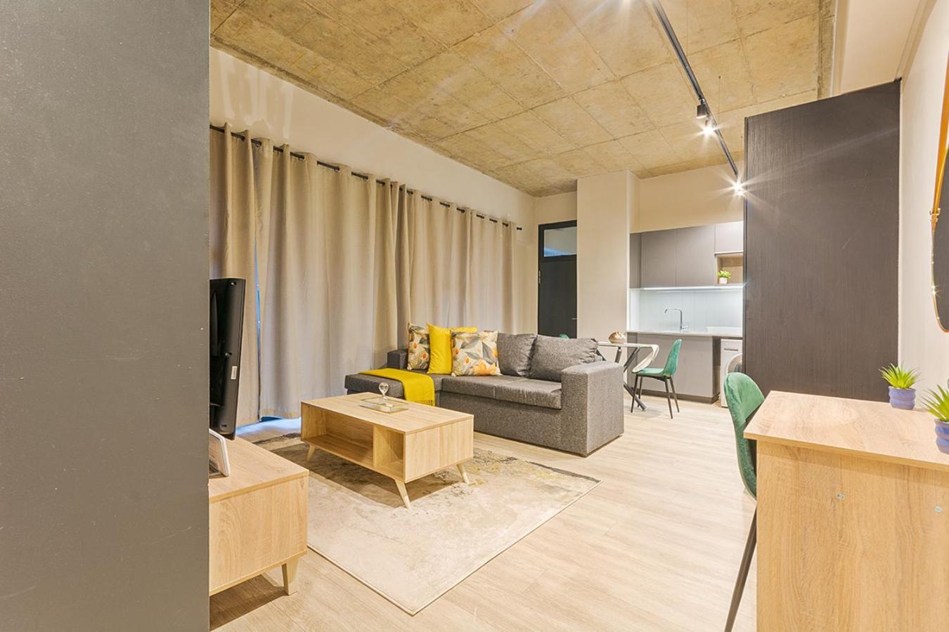 Apartment Sandton Splendid 009 Power & Water Backup Johannesburg