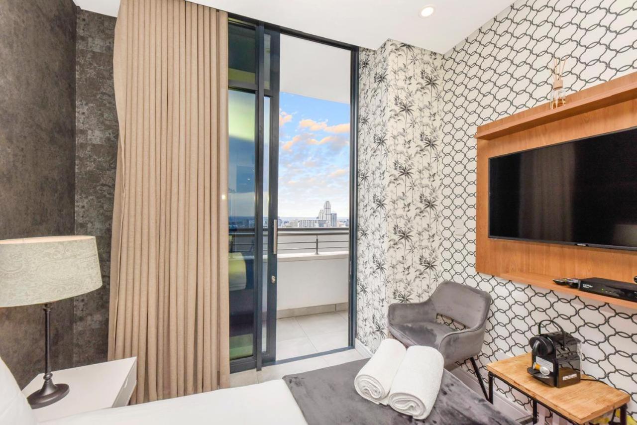 Illovo Apartment *