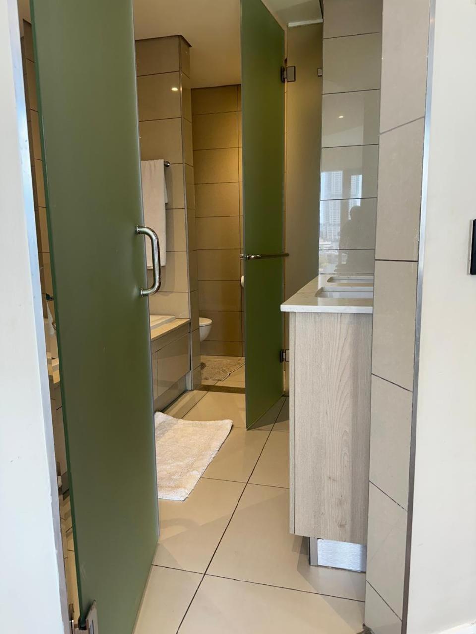 Apartment Spacious 2br Near Sandton -no Loadshedding Johannesburg