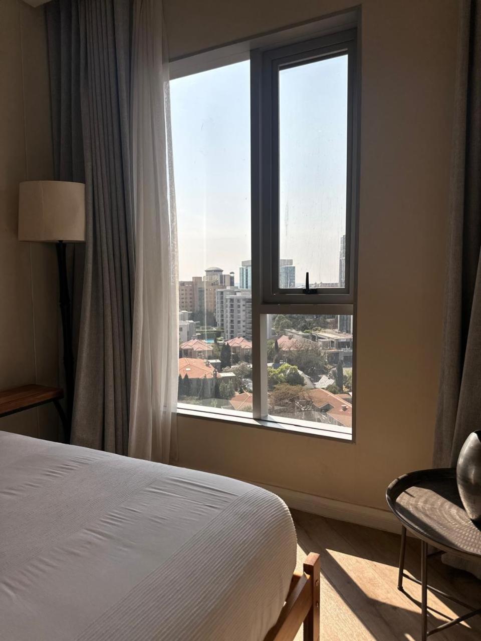 Spacious 2br Near Sandton -no Loadshedding * Johannesburg